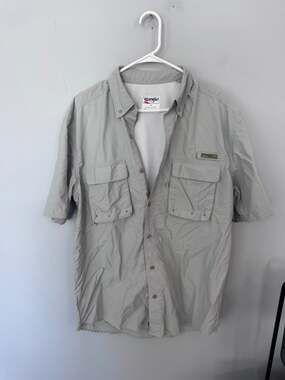 Wrangler ProGear Light Gray Fishing Shirt Button Down Vented Back Size Medium
